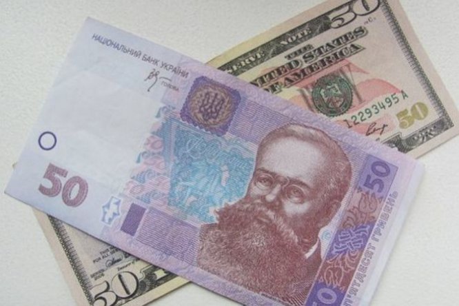 Накануне праздников украинцы массово бросились сдавать доллар