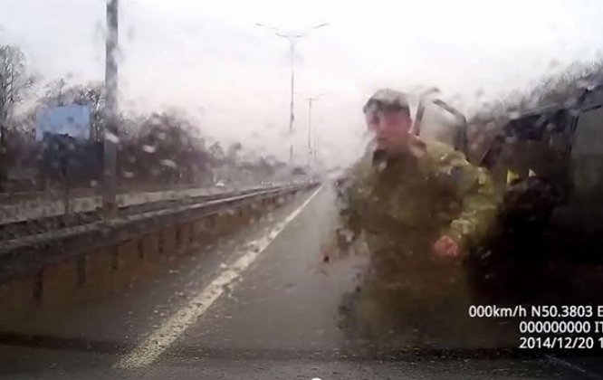 Бойцы «Айдара» избили людей на трассе под Киевом за попытку обгона авто