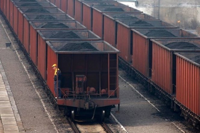 Тысяча вагонов угля ждут разрешения на въезд в Украину
