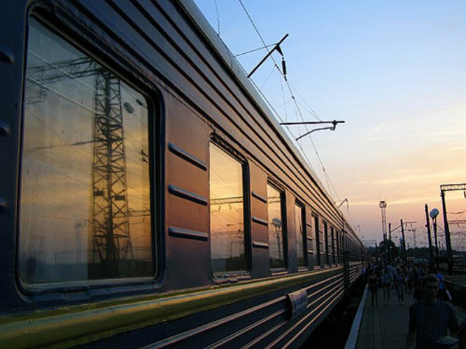 В Одессе под идущим поездом взорвали железную дорогу
