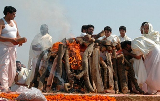 В Индии мужчина очнулся на погребальном костре