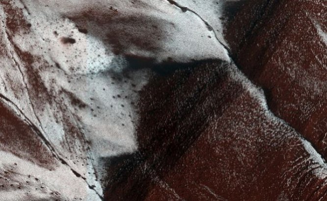 Специалисты NASA показали лед на марсианских скалах