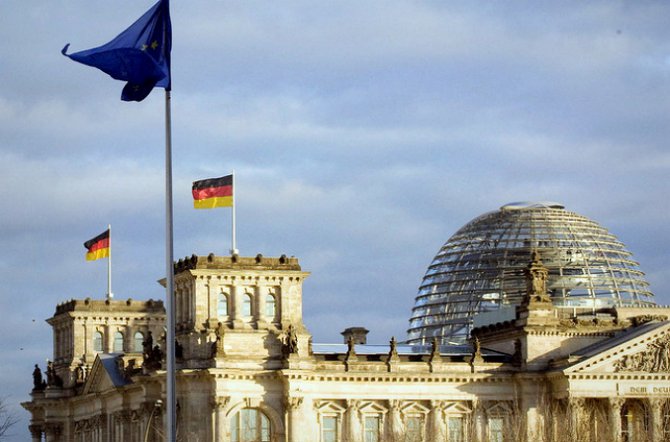 Германия одобрила программу продления помощи Греции