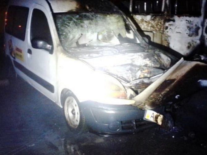 В Киеве ночью тушили пять горящих автомобилей