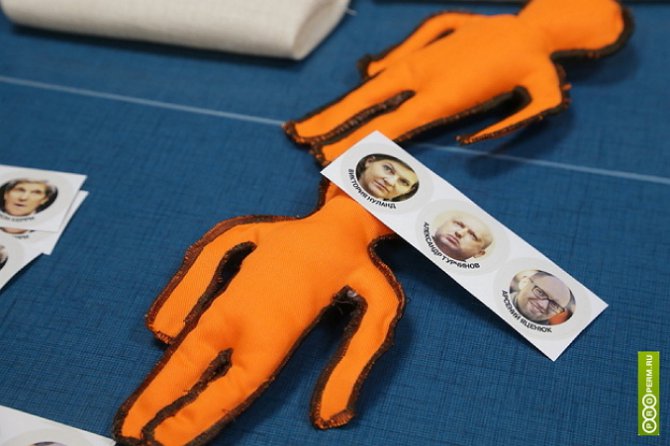 На Урале поклонники Путина шьют куклы вуду с лицами Яценюка и Турчинова