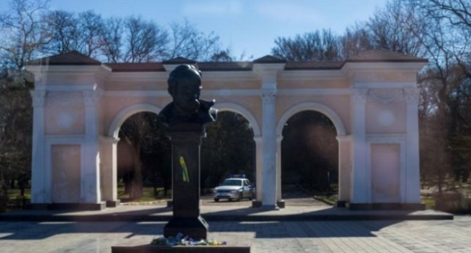 В Симферополе у памятника Шевченко дежурит полиция