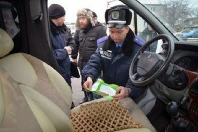 На Харьковщине правоохранители задержали два авто с оружием и боеприпасами