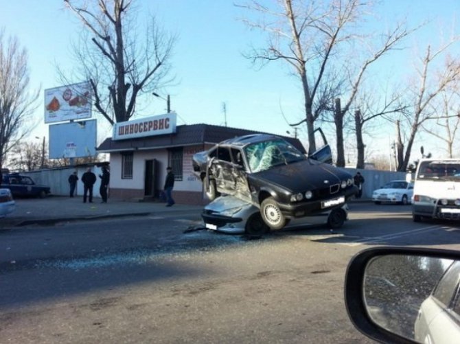 В Одессе BMW «запрыгнул» на крышу Peugeot