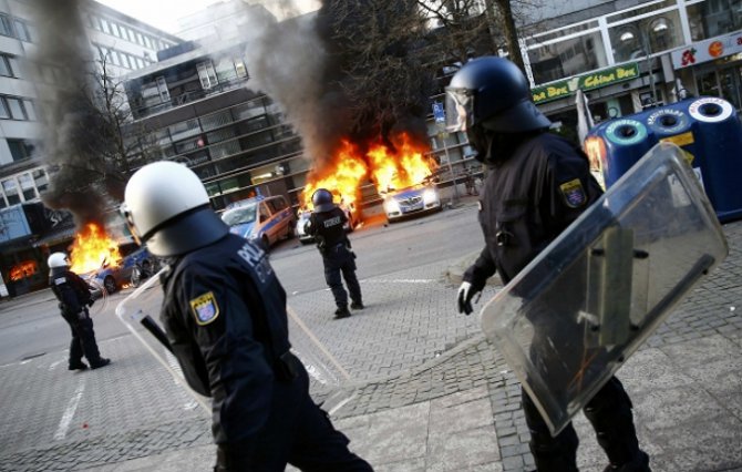 У штаб-квартиры ЕЦБ во Франкфурте в ходе протестов ранили около 90 полицейских