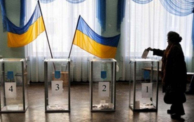 Большинство украинцев не одобряют действия Порошенко и Яценюка - опрос