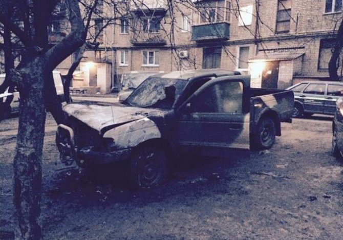 В Харькове сожгли автомобиль волонтеров