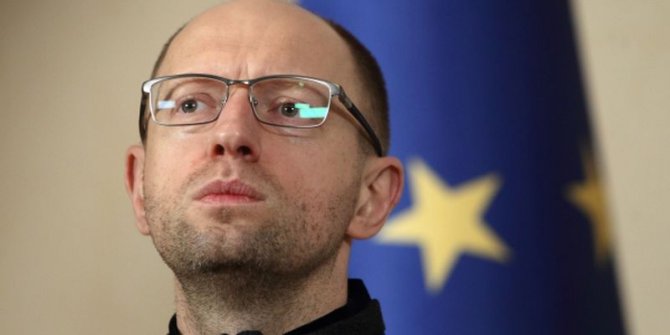 Яценюк предупредил чиновников, что не позволит им ограбить Украину