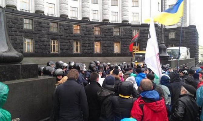 Под Кабмином несколько десятков активистов требовали отставки Яценюка