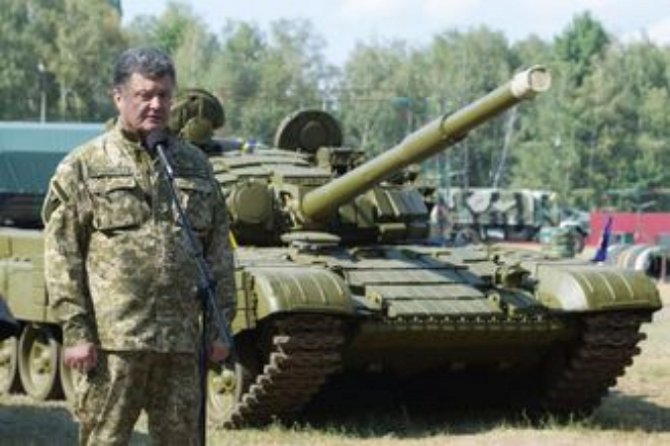 Украина готова отвести танки от линии соприкосновения - Порошенко