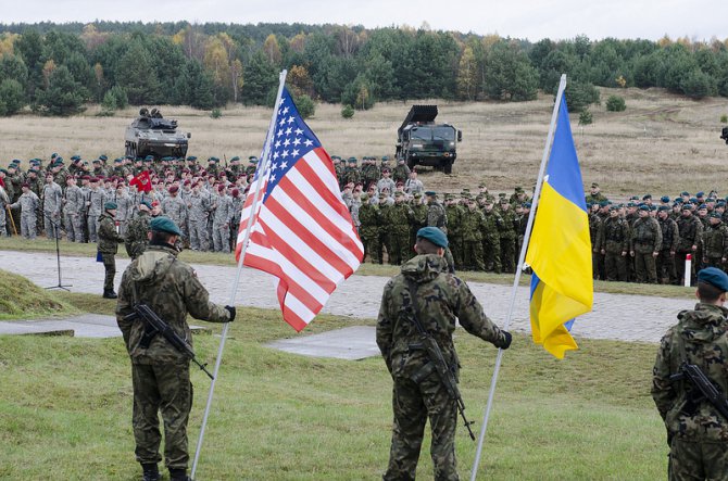 Порошенко разрешил допуск иностранных войск в Украину