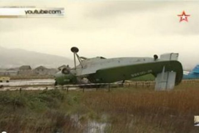 В России сильный ветер перевернул самолет на аэродроме