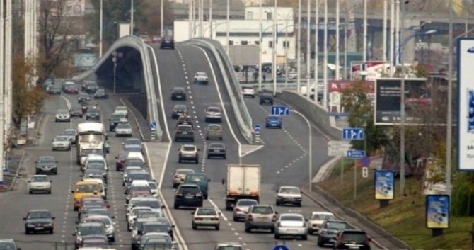 В Киеве на некоторых дорогах повышается разрешенный предел скорости