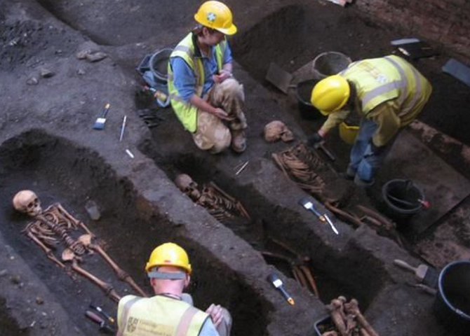 В Великобритании археологи раскопали кладбище останков без гробов