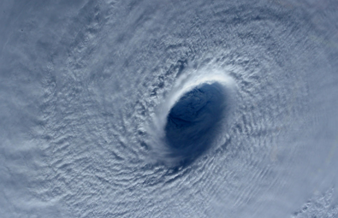 Фото супертайфуна над Тихим океаном из космоса