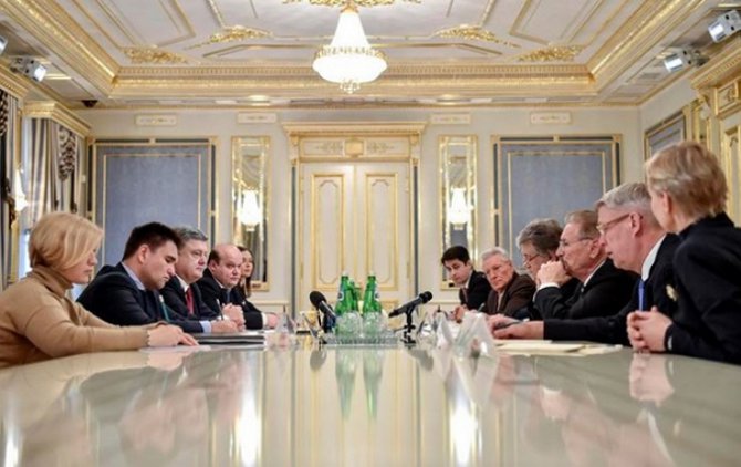 Конфликт на Донбассе можно решить только миротворцами - Порошенко