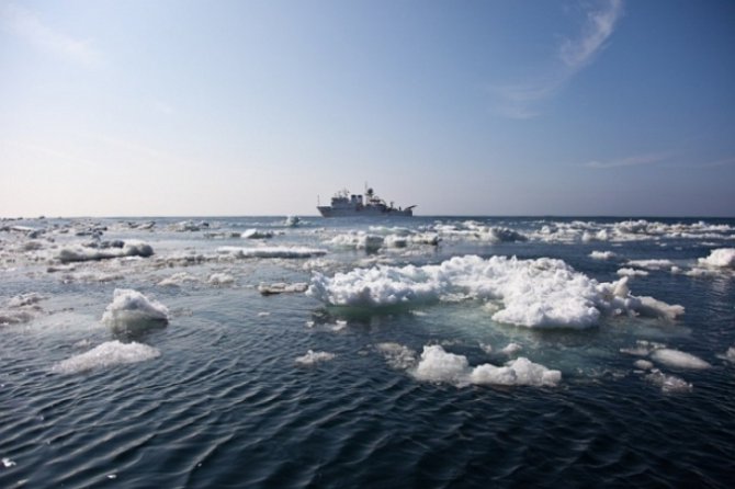 При крушении траулера "Дальний Восток" погибло 53 моряка