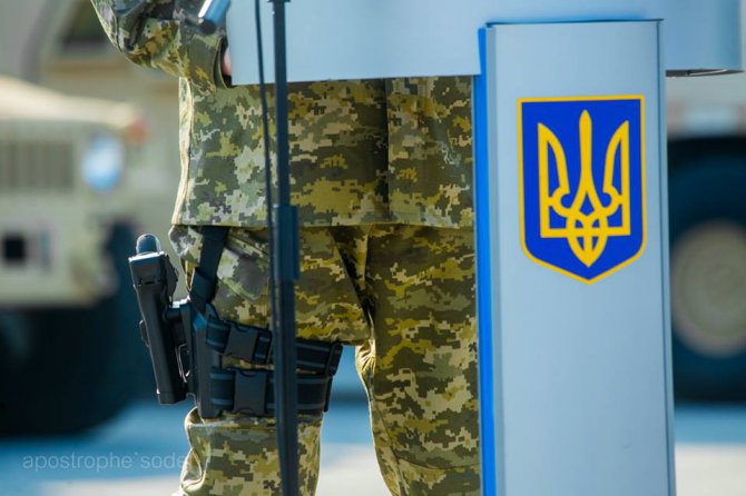 От Порошенко в суде требуют ввести военное положение