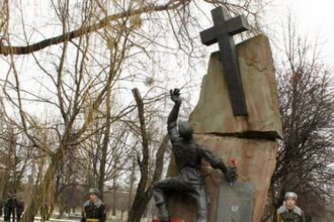 Во Львове вандалы повредили памятник воину-афганцу