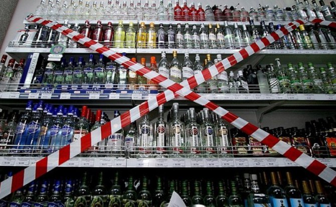 На Луганщине запретили продавать военным алкоголь