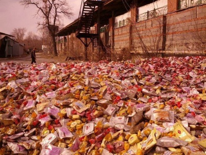 В Донецке на улицу выбросили тонны конфет