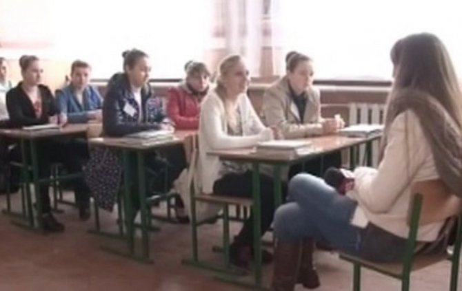 В Ровенской области учительница на уроке ранила ручкой ученицу