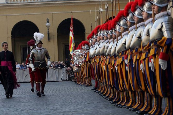 В Ватикане священник признался в связях с солдатами Швейцарской гвардии