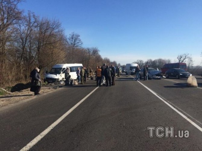 Под Киевом легковушка врезалось в маршрутку с пассажирами