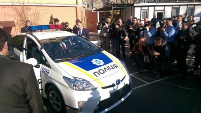 Порошенко в Одессе лично испытал новый автомобиль патрульной службы