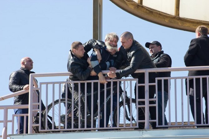 Охрана Порошенко "скрутила" одесского журналиста на морвокзале