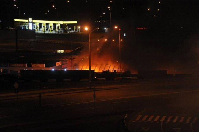 В Киеве ночью сгорели два магазина и маникюрный салон
