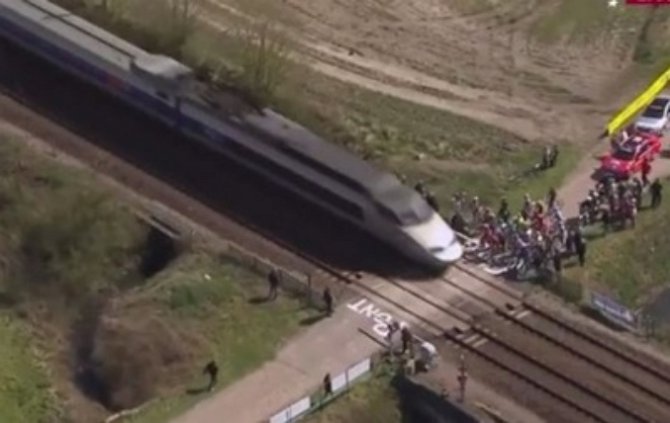 Во Франции велосипедисты во время гонки едва не попала под поезд