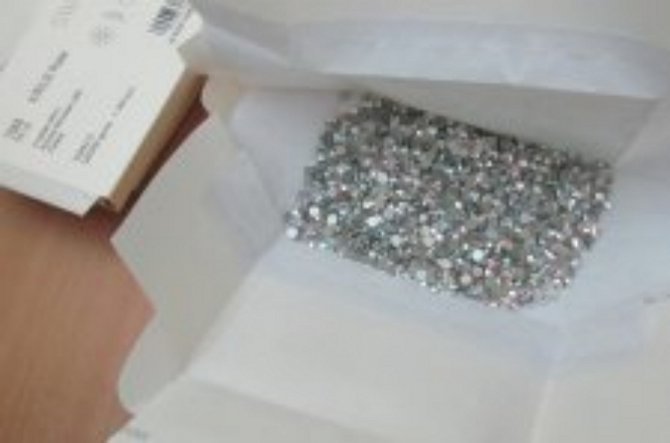 Таможенники изъяли у украинца 3,5 тыс кристаллов Swarovski