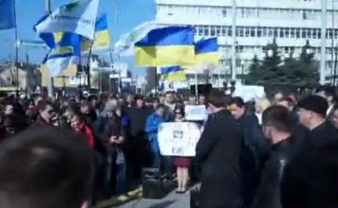 В Киеве возле КСУ собрались сотни людей