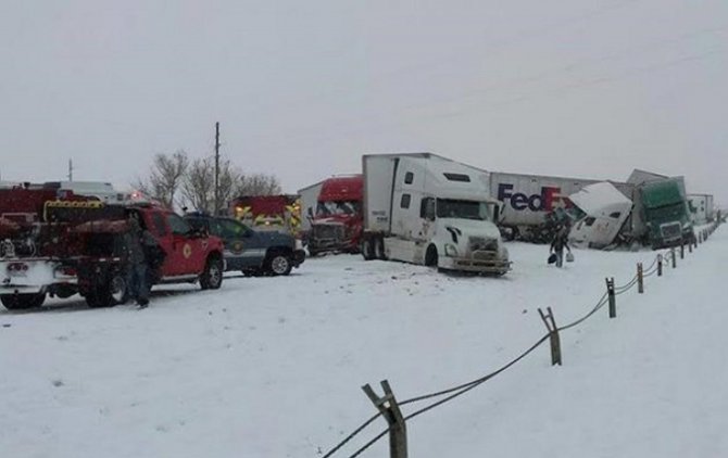 Около 70 автомобилей столкнулись из-за снежной бури в США