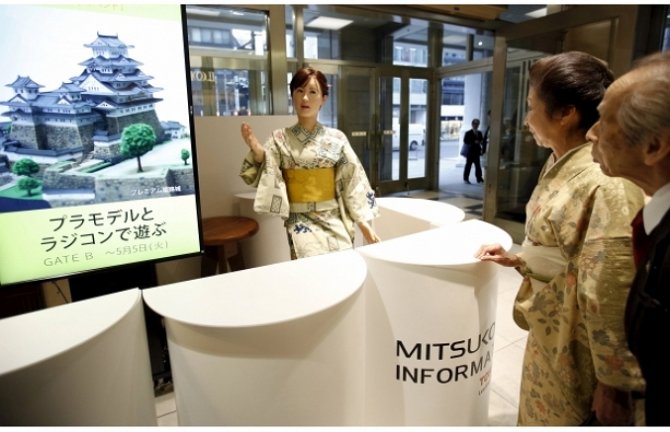В Токио робот-женщина встречает посетителей одного из универмагов