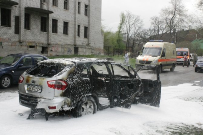В Запорожье загорелось авто на парковке, водитель погиб