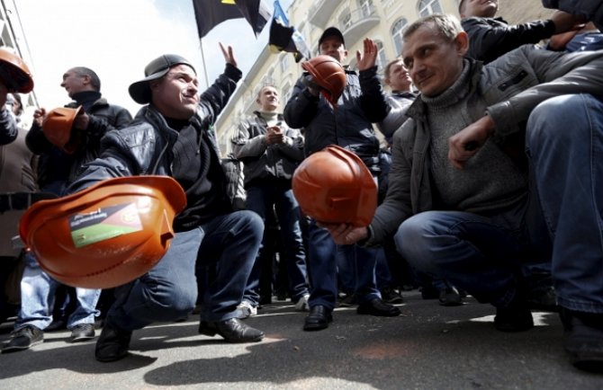 Протестующие шахтеры в Киеве уже успели повздорить с "титушками"