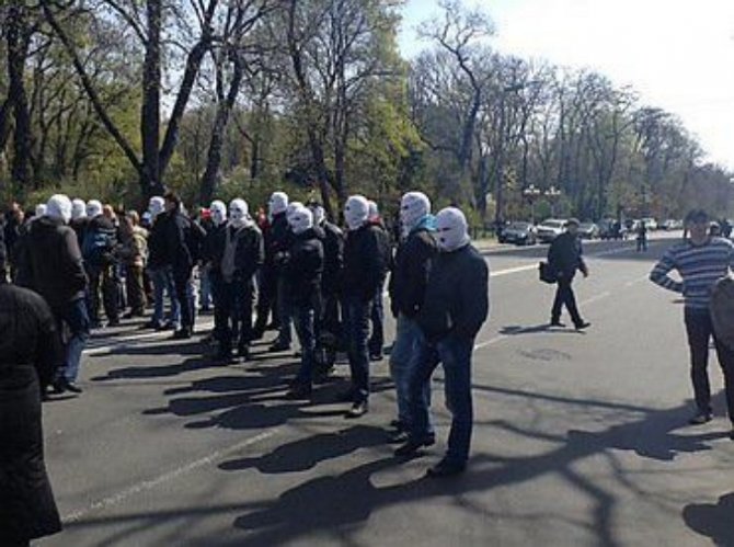 В Киеве мужчины в белых балаклавах поддержали шахтеров