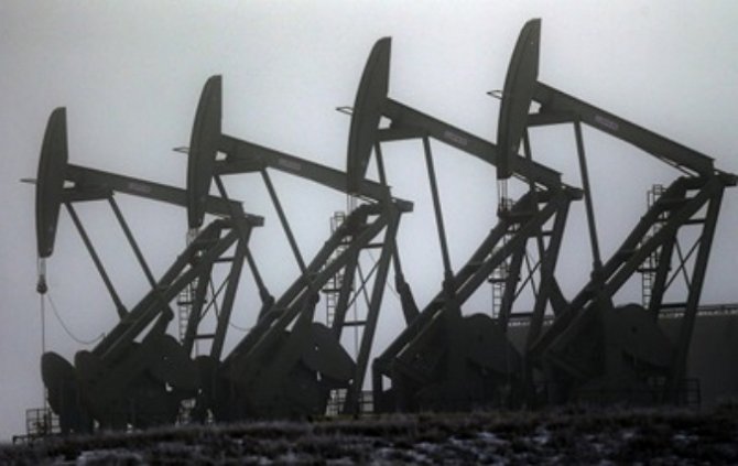 Цены на нефть снижаются после резкого роста накануне