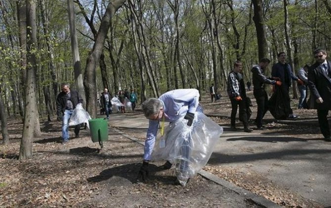 Посол США принял участие в уборке киевского парка