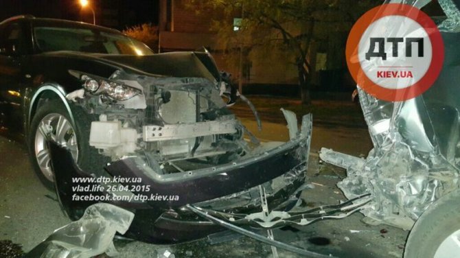 В Киеве водитель Infiniti разбил пять автомобилей на светофоре