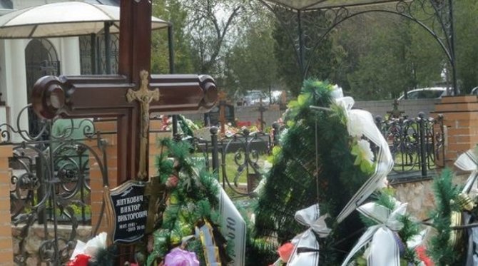 На могиле сына Януковича в Севастополе установили именную табличку