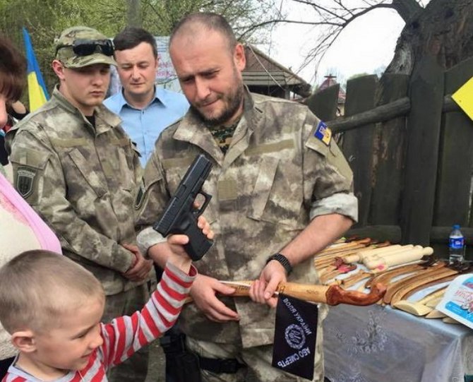 Ярош считает, что нужно разрешить украинцам носить оружие