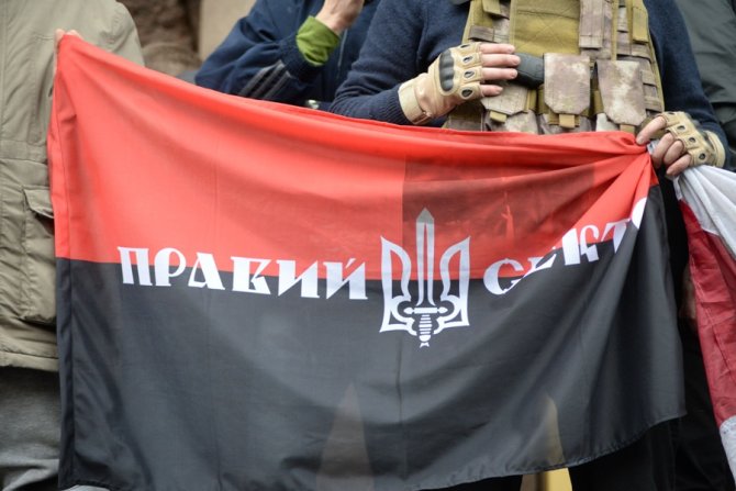 Окруженные военными бойцы «Правого сектора» ждут решения Порошенко