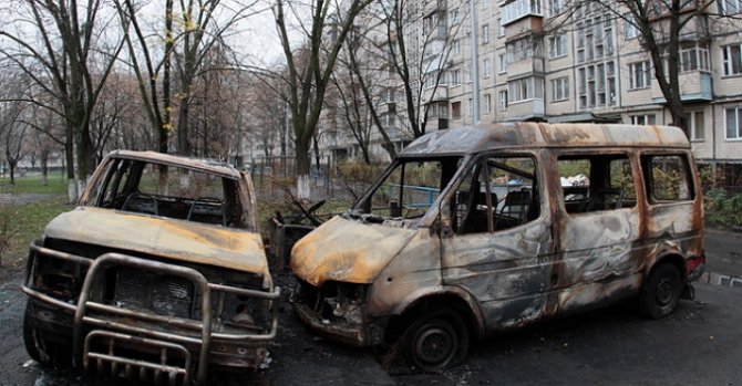 В Киеве ночью пылали два автомобиля